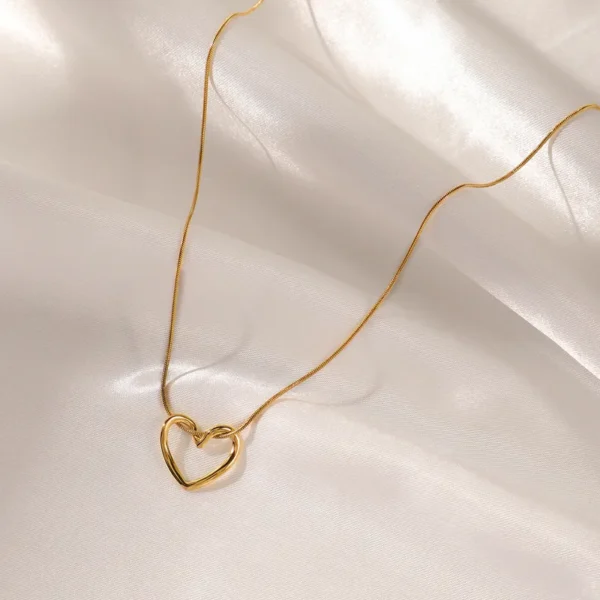 Bijoux-En-Gros-l-gant-Style-Simple-Forme-De-C-ur-Acier-Inoxydable-304-Le-Cuivre-Plaqu-Or-18K-vider-Pendentif (1) Collier Cœur Éternel