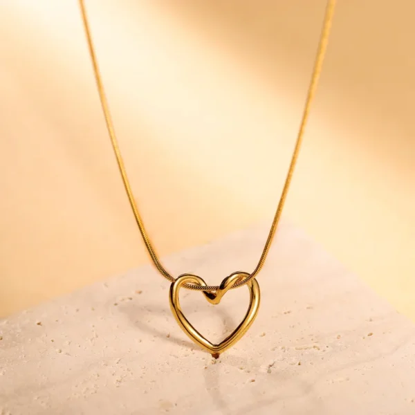 Bijoux-En-Gros-l-gant-Style-Simple-Forme-De-C-ur-Acier-Inoxydable-304-Le-Cuivre-Plaqu-Or-18K-vider-Pendentif (3) Collier Cœur Éternel