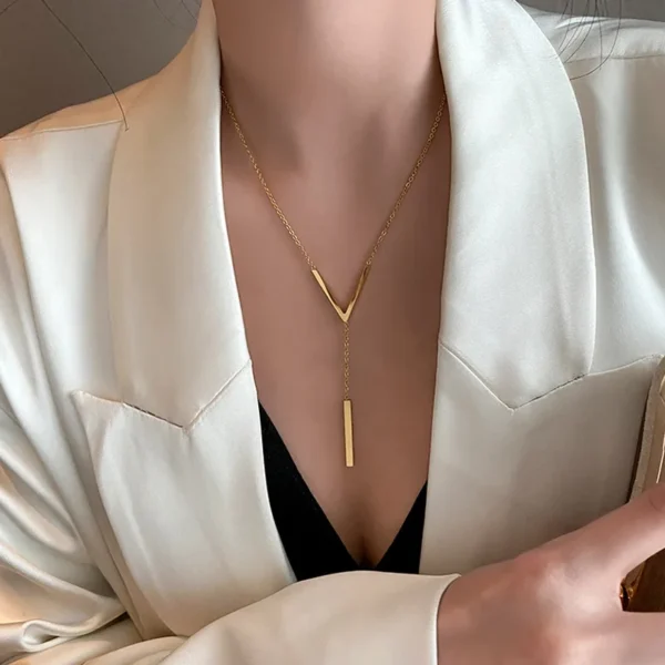 Style-Simple-Commuer-Lettre-Acier-Au-Titane-Placage-Plaqu-Or-18k-Collier Initiale Chic